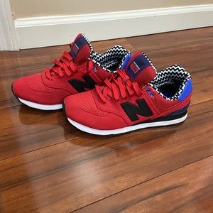 New Balance 574 tennis shoes.